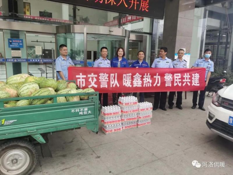 高溫下交警執(zhí)勤忙，暖鑫熱力送瓜送水送清涼